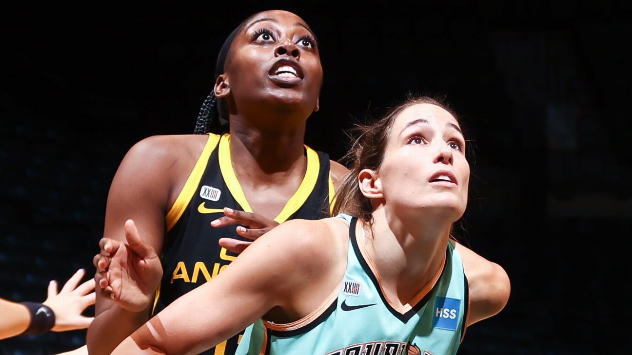 Chiney Ogwumike (13 Los Angeles Sparks) attempts a layup during the WNBA  basketball game between the Chicago Sky and Los Angeles Sparks on Friday  May 6th, 2022 at Wintrust Arena, Chicago, USA. (