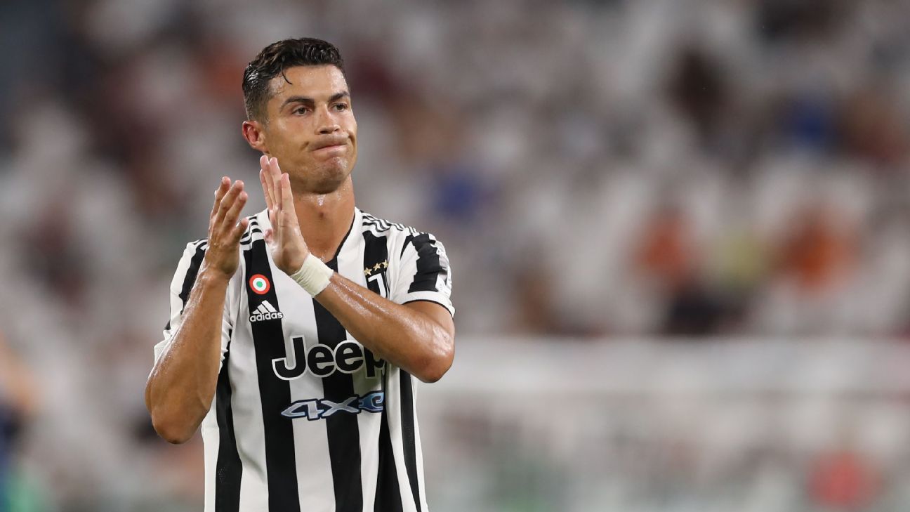 Cristiano Ronaldo does step-over at Juventus training after