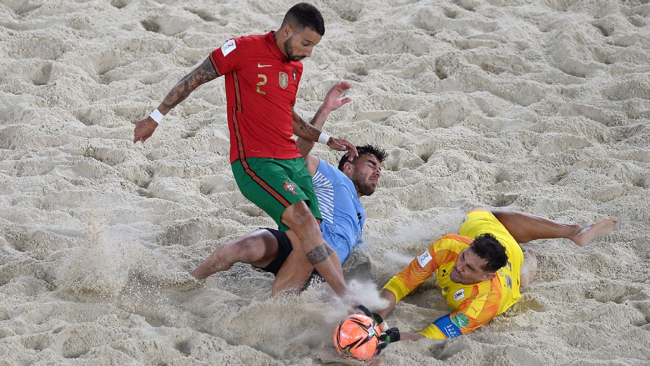 La selección masculina de fútbol playa sale a la cancha, la diaria