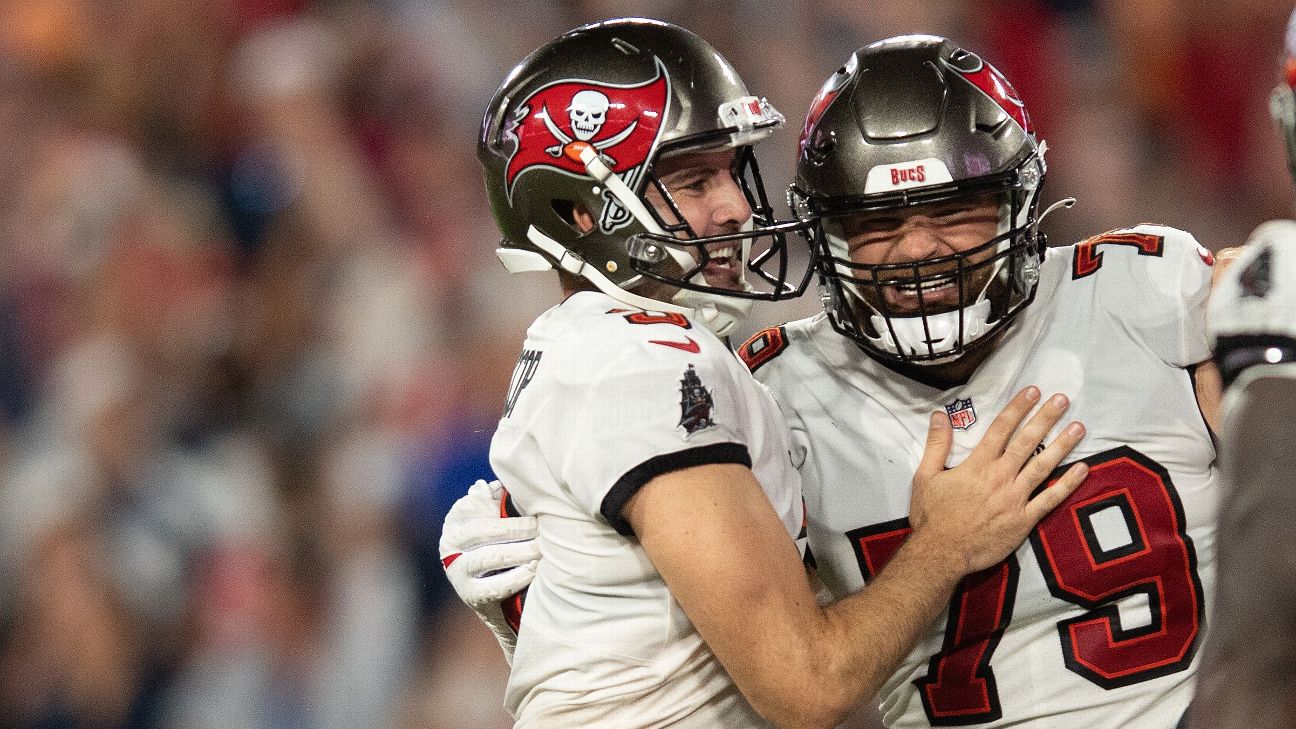 Tampa Bay Buccaneers quarterback Tom Brady (12) hugs Seattle