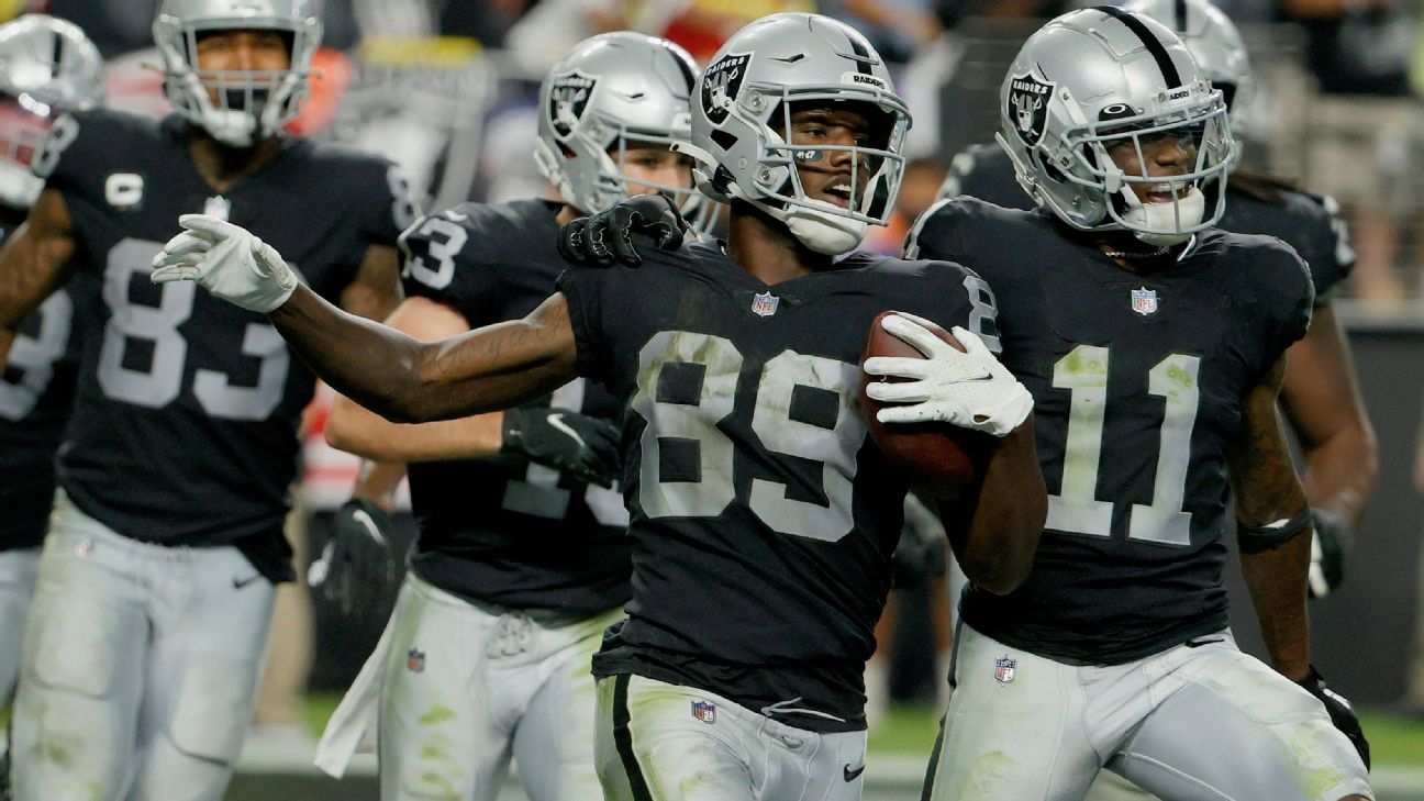 Raiders: Derek Carr and Darren Waller watch Week 3 - Silver And