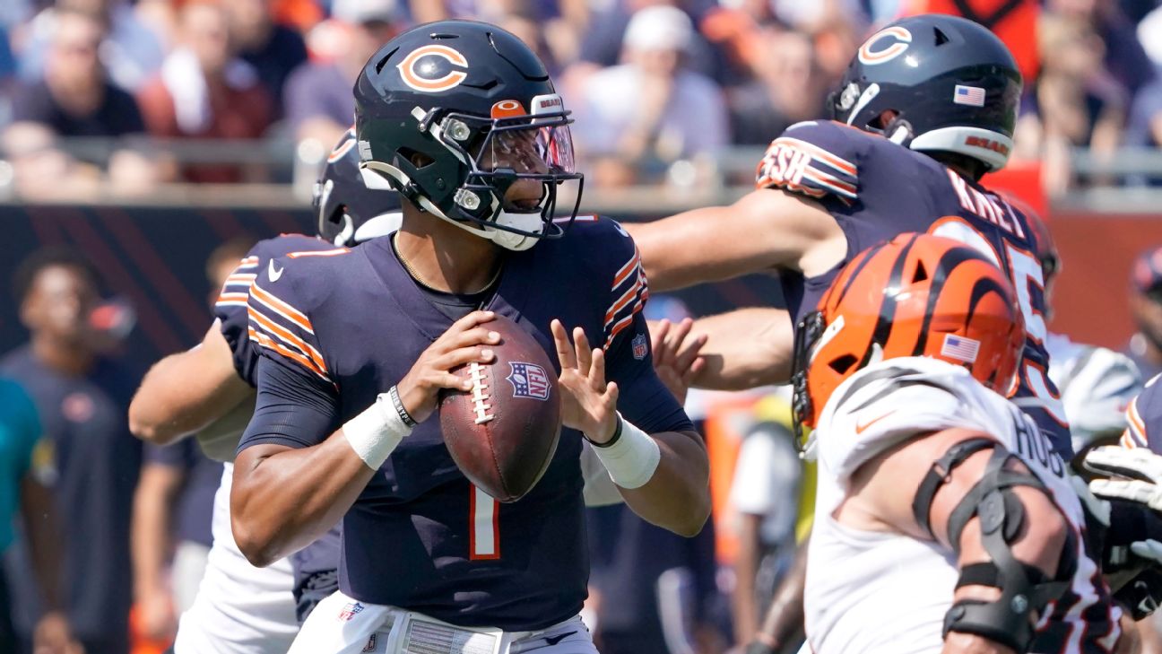 Chicago Bears quarterback Andy Dalton scrambles during the second half of  an NFL football game against the Cincinnati Bengals Sunday, Sept. 19, 2021,  in Chicago. (AP Photo/Nam Y. Huh Stock Photo - Alamy