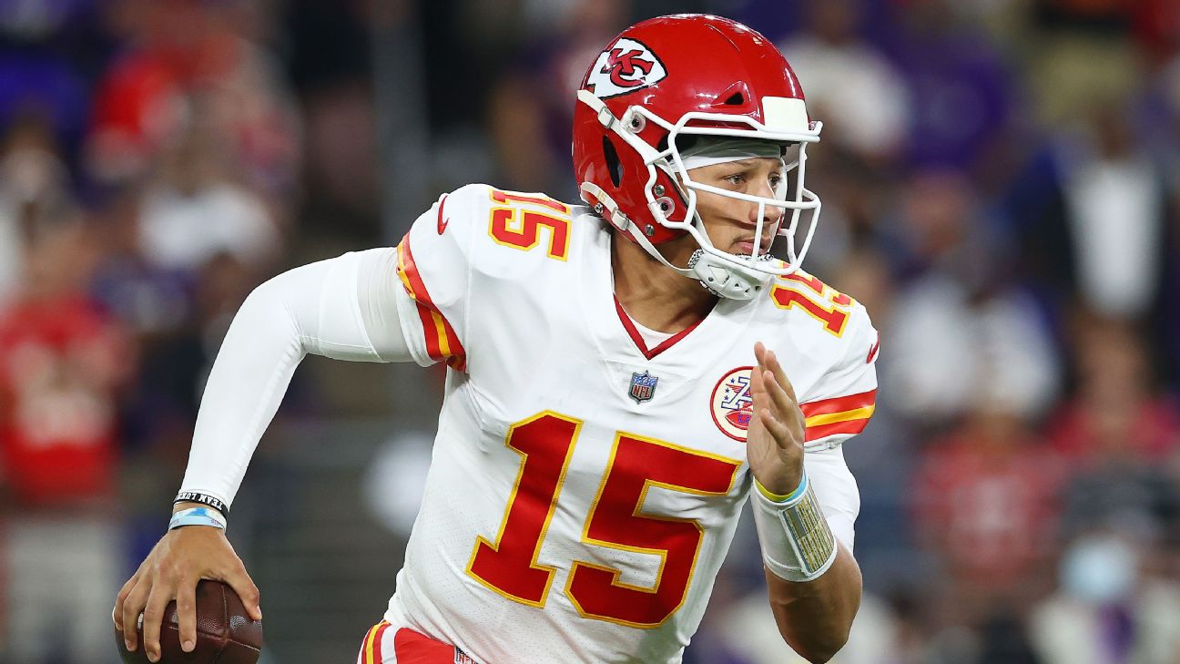 Brittany Matthews watches Chiefs win with Patrick Mahomes' cousin