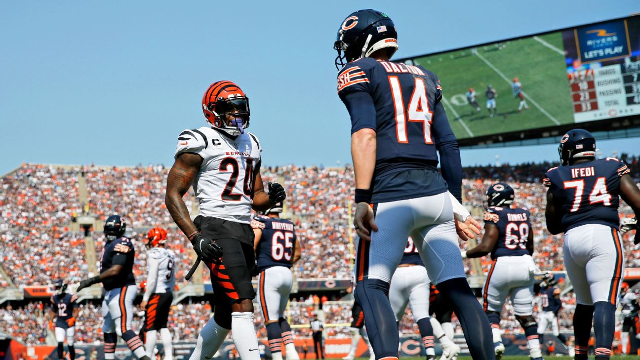 Antoine Winfield Jr. mocks Tyreek Hill w his own peace sign celebration