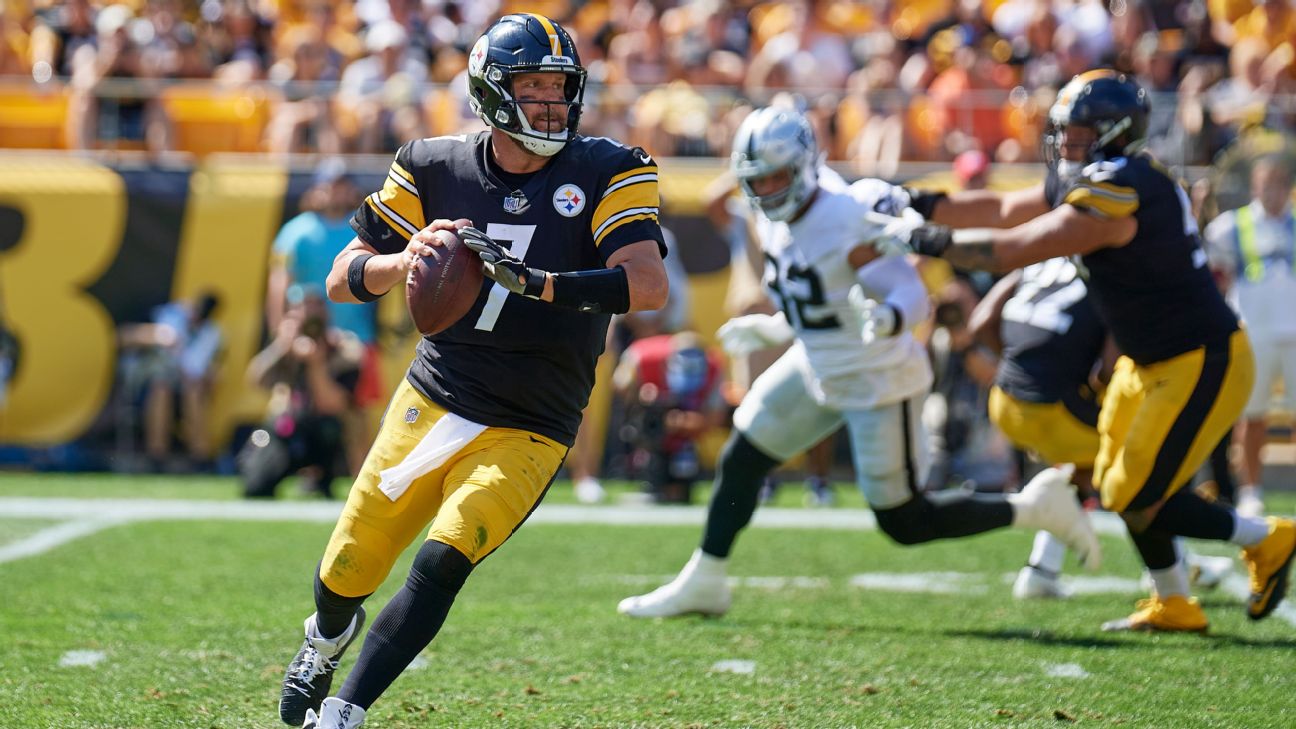 Pittsburgh Steelers quarterback Ben Roethlisberger calls an play