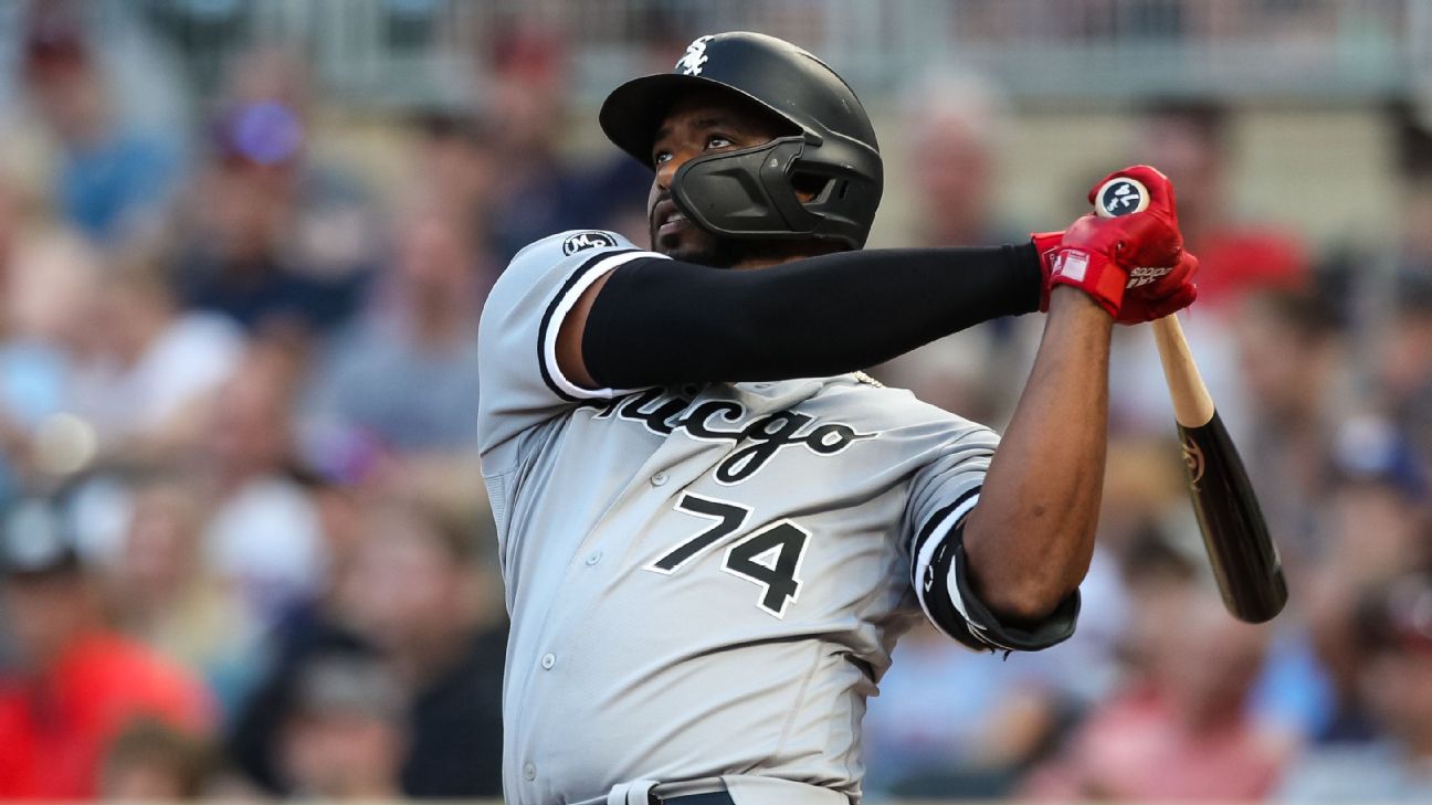 Eloy Jimenez makes one of the catches of the year for the White