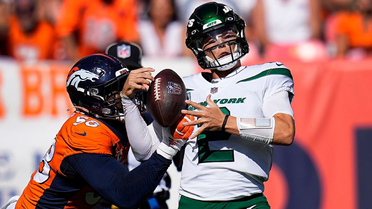 Jets players console Zach Wilson after their loss to the Chiefs 