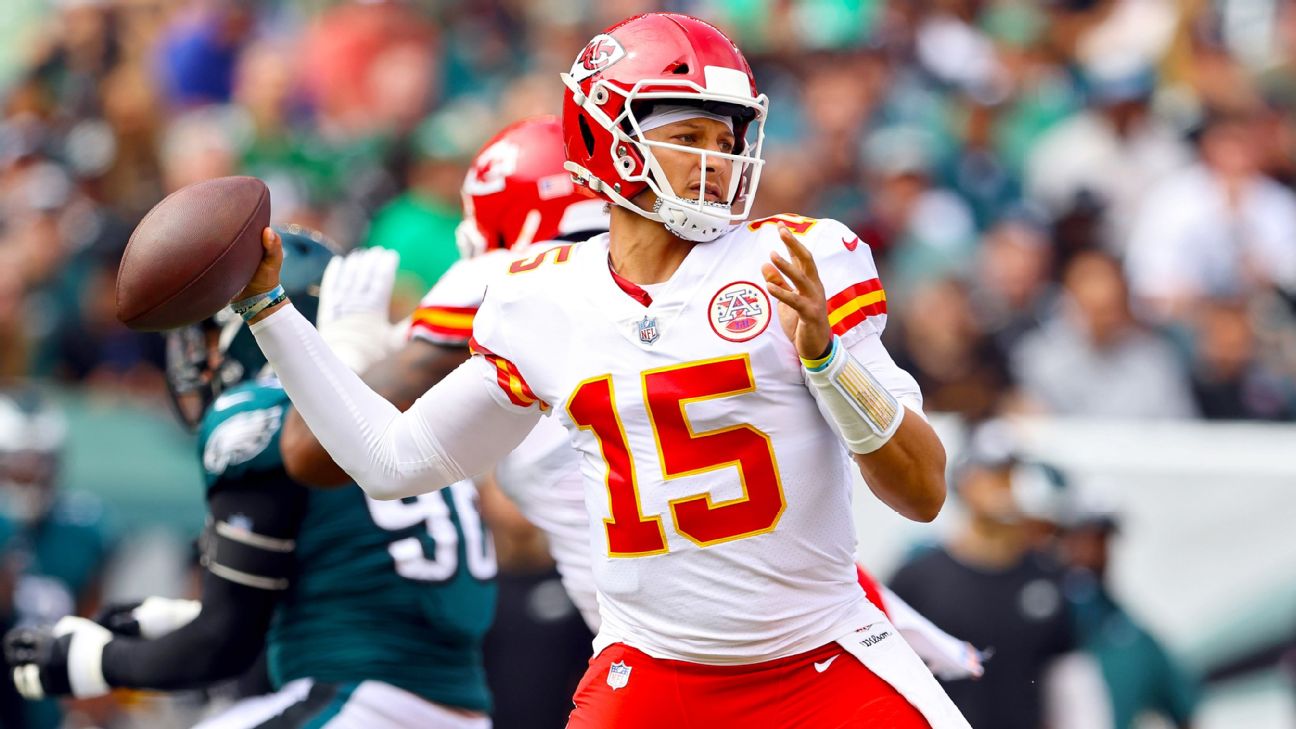 Patrick Mahomes' underhand pass, other trick plays keep Chiefs' opponents  guessing