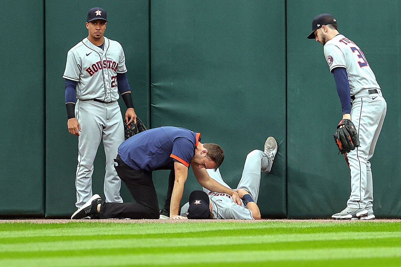 Astros' Meyers crashes into wall, exits Game 4