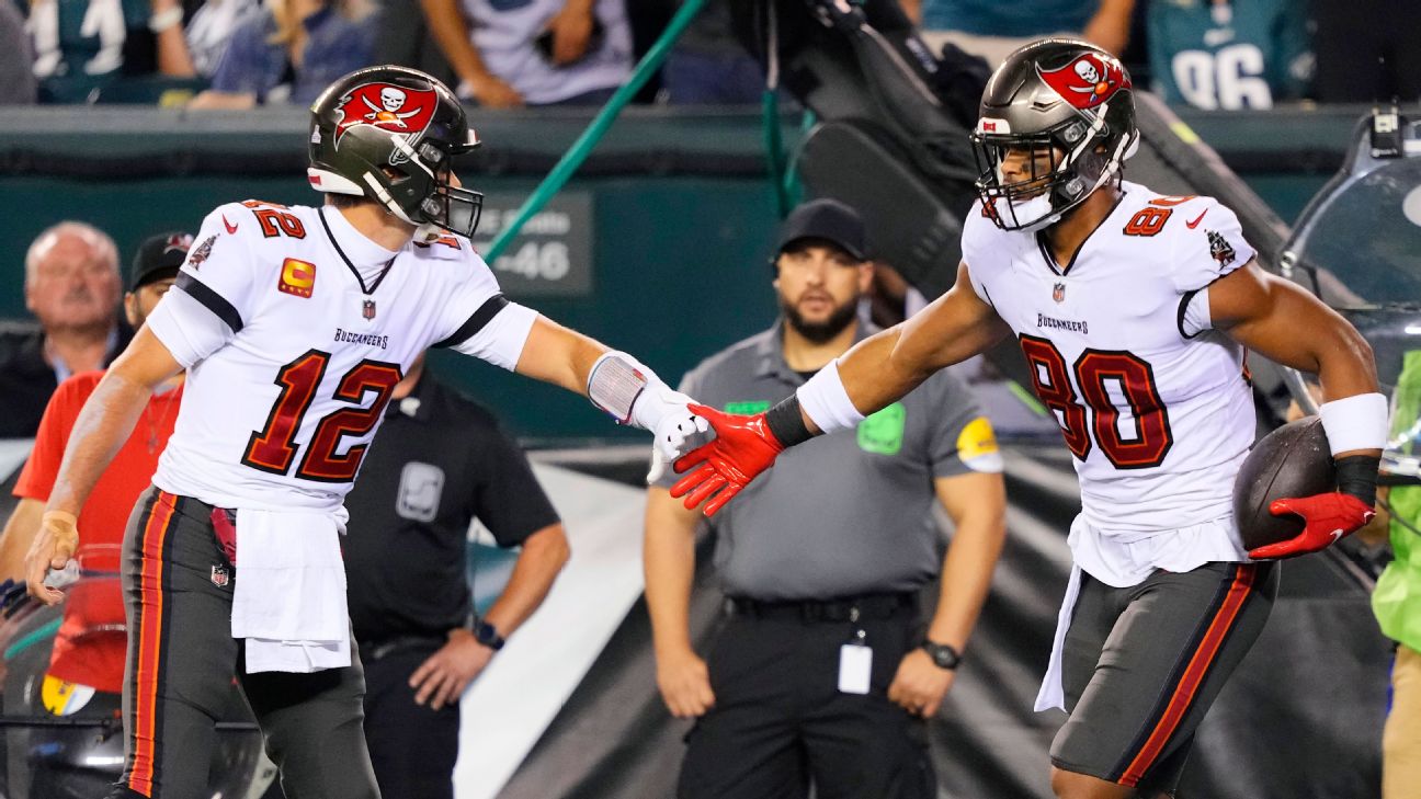 Tom Brady hits O.J. Howard for opening-drive TD vs. Eagles