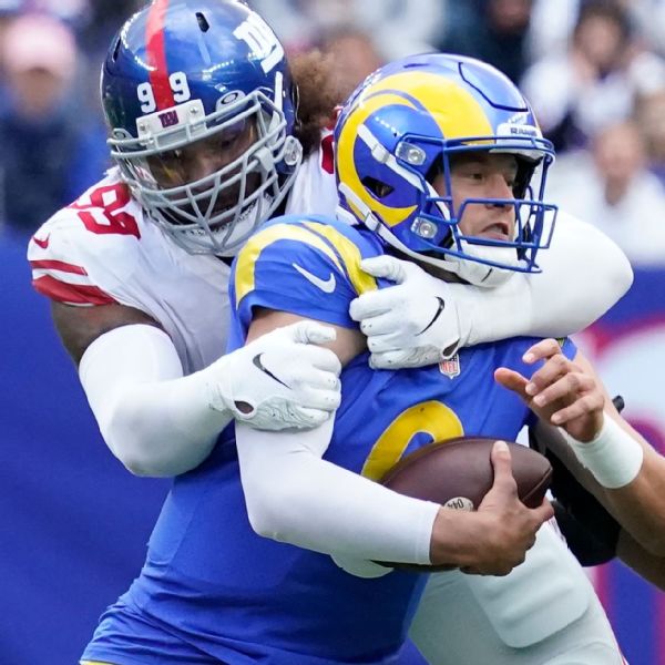 New York Giants defensive end Leonard Williams (99) warms up