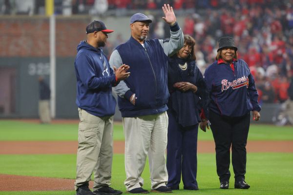 Braves pay tribute to late Aaron before Game 3