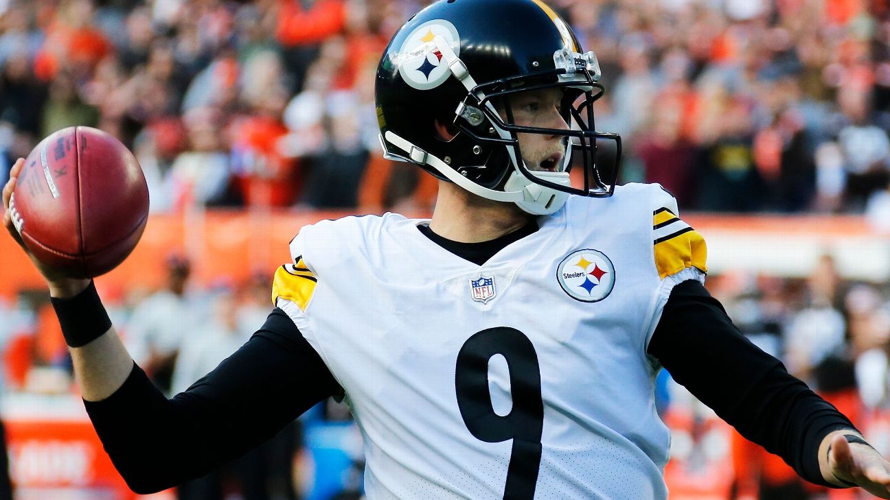 CHARLOTTE, NC - DECEMBER 18: Pittsburgh Steelers kicker Chris Boswell (9)  during an NFL football game between the Pittsburg Steelers and the Carolina  Panthers on December 18, 2022 at Bank of America