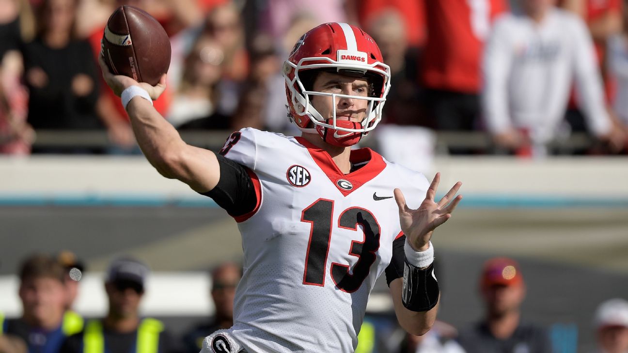 Georgia Bulldogs sticks with QB Stetson Bennett for Florida