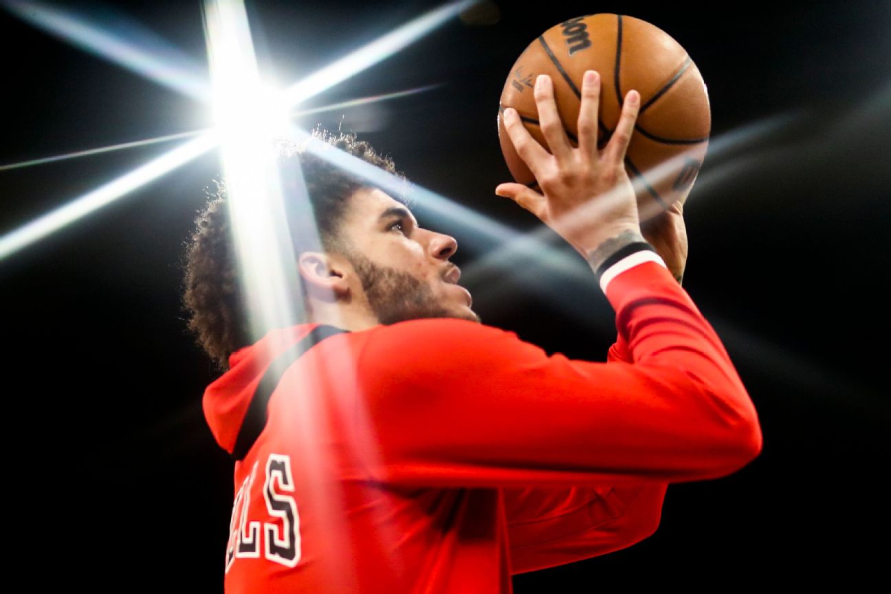 Sources: Lonzo facing decision on knee surgery