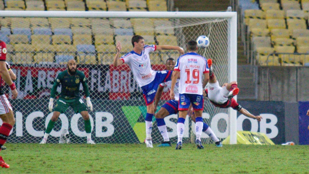 Com arbitragem polêmica, Flamengo bate Bahia e engata 2ª vitória