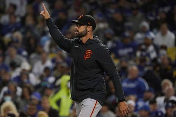 Giants extend manager Kapler's deal through '24