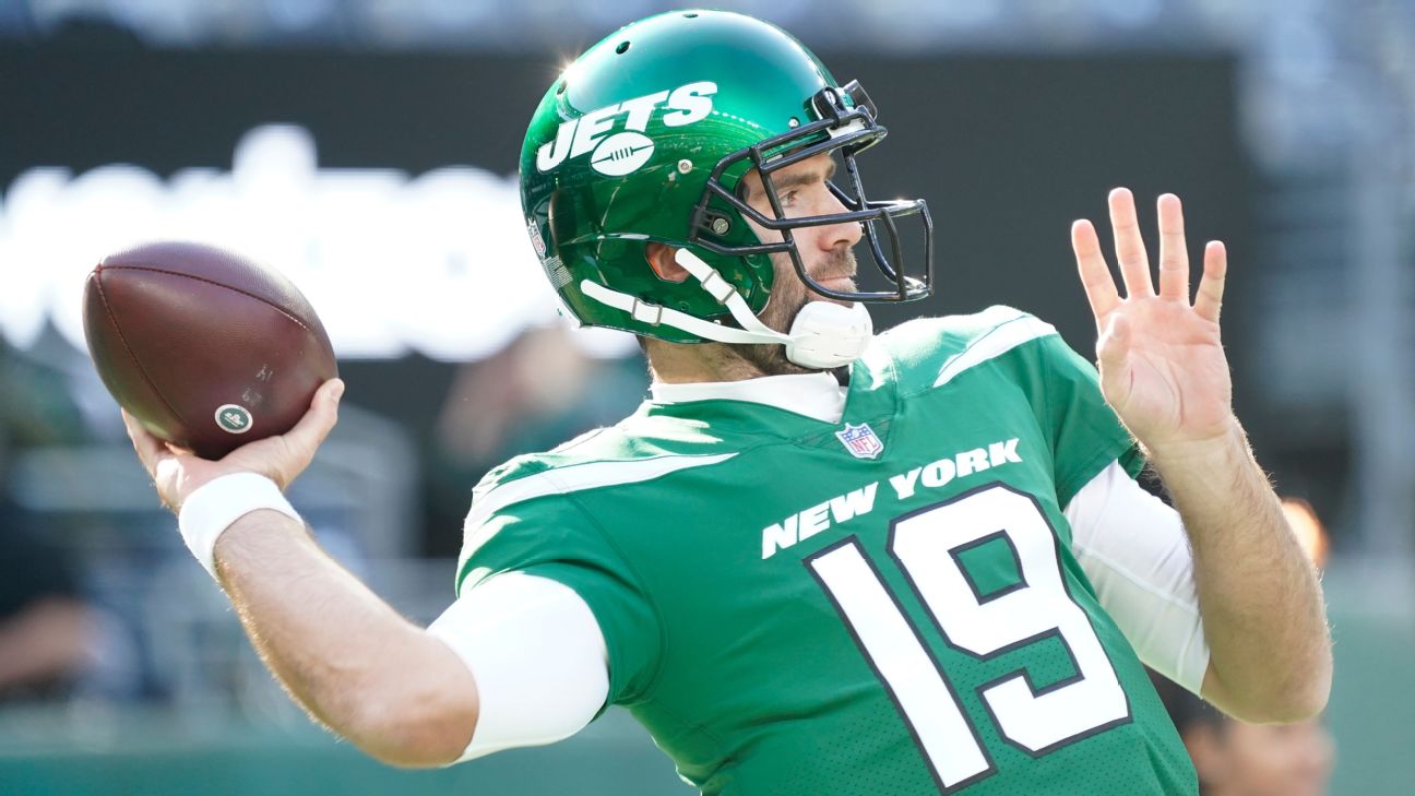 New York Jets quarterback Joe Flacco (19) drops back to pass against the  Buffalo Bills in