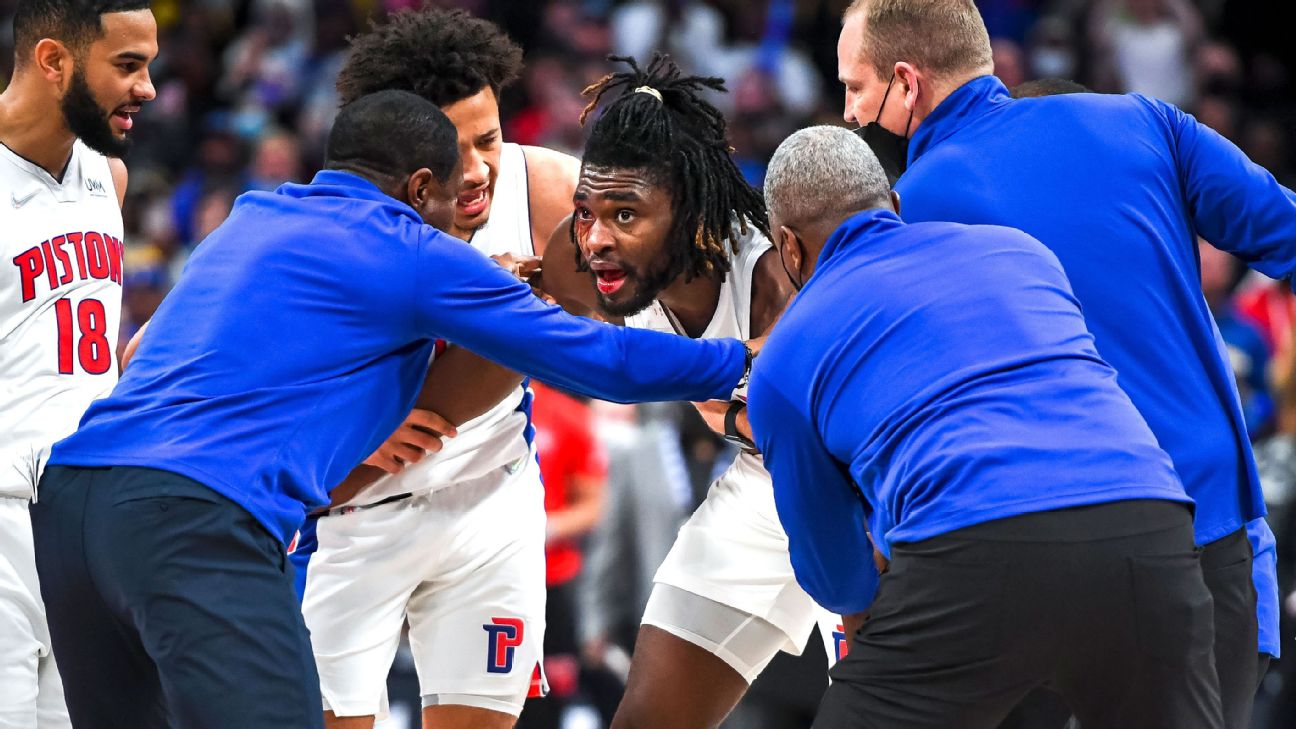 Pistons' Isaiah Stewart exits Monday's game vs. Hawks with knee