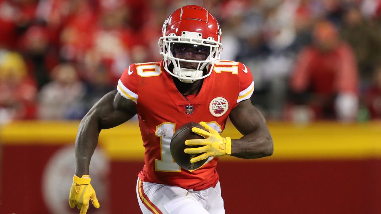 Miami Dolphins acquire Kansas City Chiefs WR Tyreek Hill for five draft picks, give him four