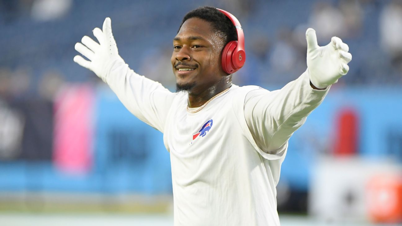 Buffalo Bills have a spontaneous snowball fight after practice