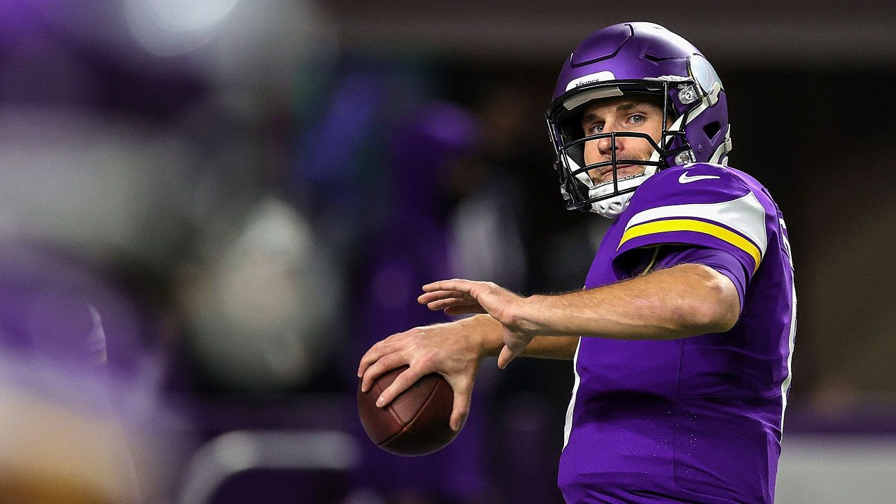 Kellen Mond Soaks Up QB Info During Drizzly 1st Vikings Practice