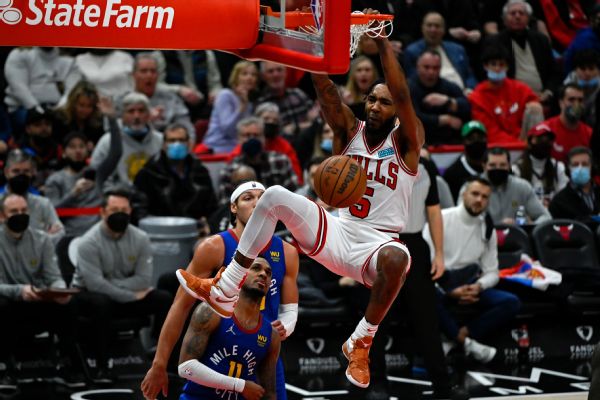 Bulls' Jones helped off with knee injury vs. Nets