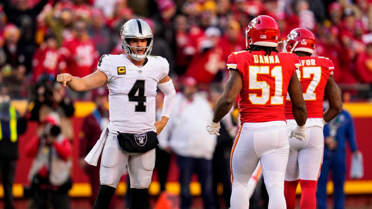 Chiefs blow past Raiders at home, 48-9