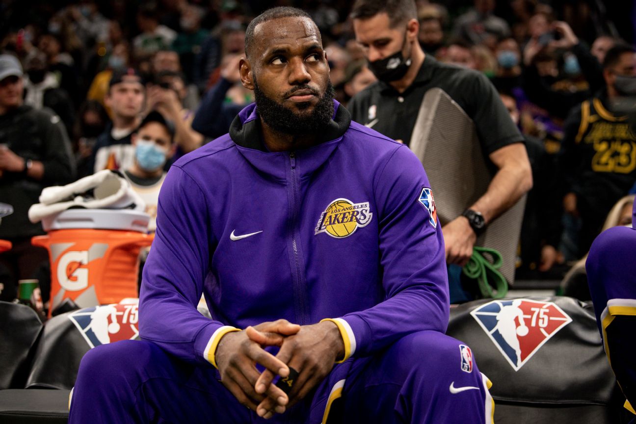 LeBron dealing with sore knee, won't face 76ers