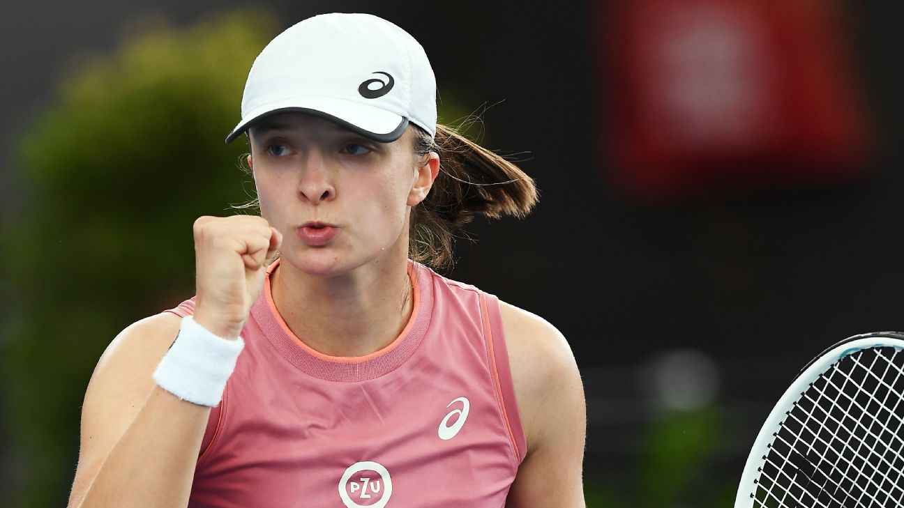 Iga Swiatek sweeps Emma Raducanu to extend winning run at Stuttgart Open