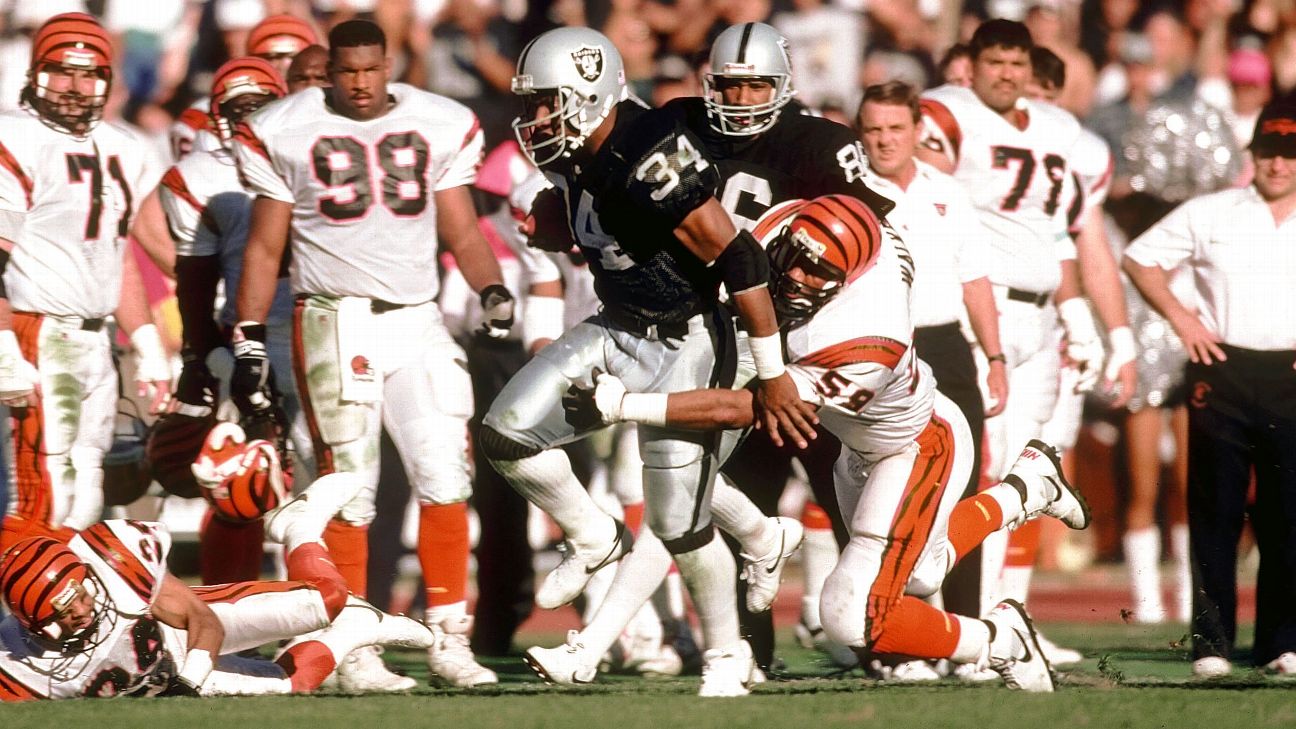 Los Angeles Raiders running back Bo Jackson (34) carries the ball