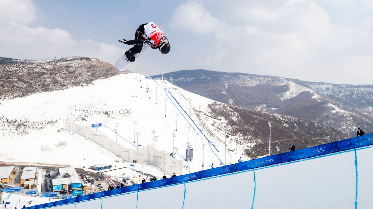Snowboarder Shaun White places fourth in halfpipe in final Olympics competition, Japans Ayumu Hirano wins gold