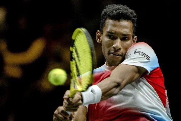 Auger-Aliassime stays perfect vs. No. 1 Alcaraz