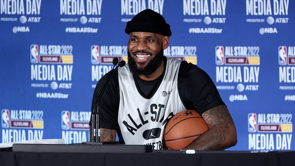 LeBron James says he's returning to Cavaliers