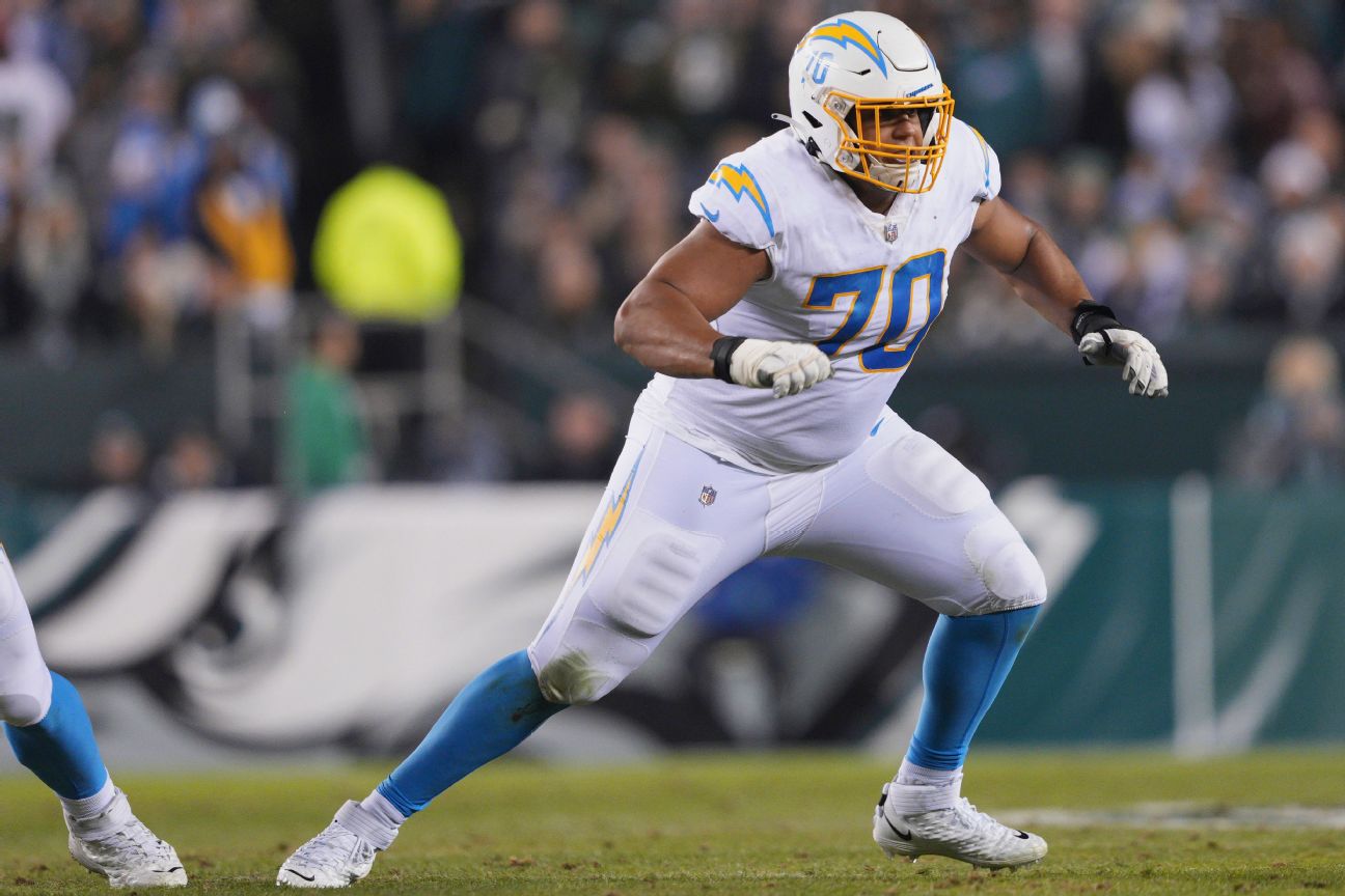 Sources: Chargers LT Slater out with torn biceps