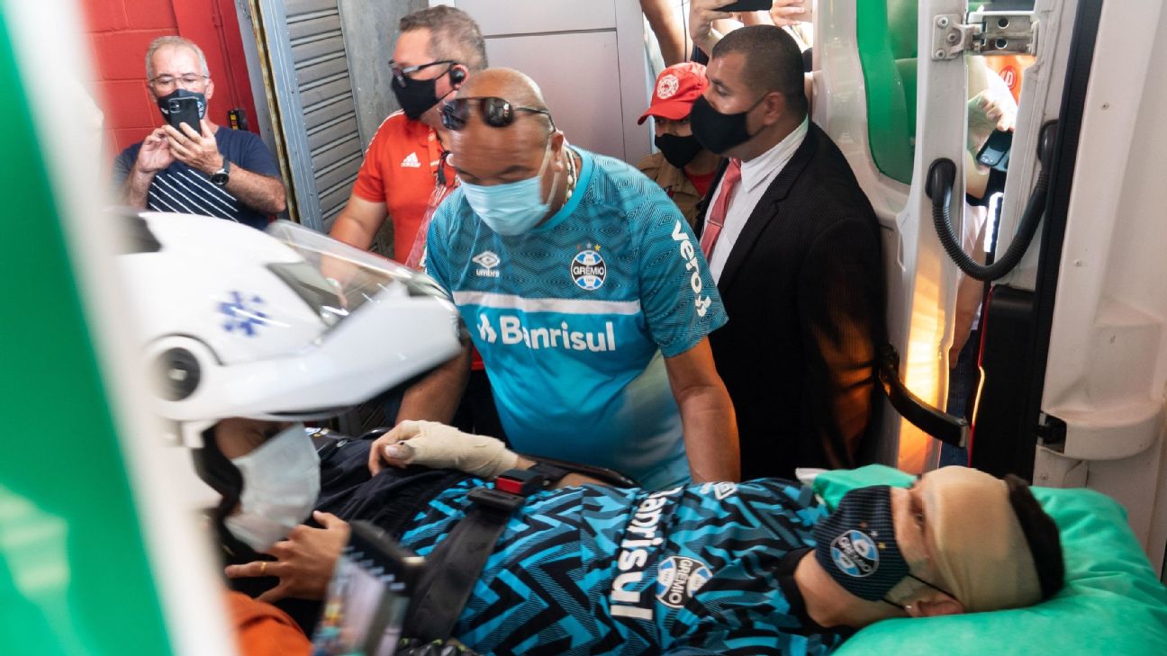 Cl&Atilde;&iexcl;ssico Gre-Nal &Atilde;&copy; adiado pela Federa&Atilde;&sect;&Atilde;&pound;o Ga&Atilde;&ordm;cha ap&Atilde;&sup3;s ataque com pedra a  &Atilde;&acute;nibus do Gr&Atilde;&ordf;mio