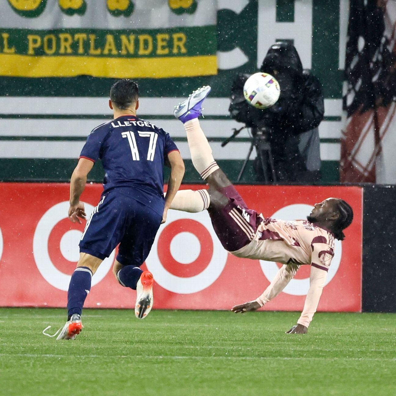 Chara scores on bicycle kick, Timbers tie Revs 2-2 in opener - The