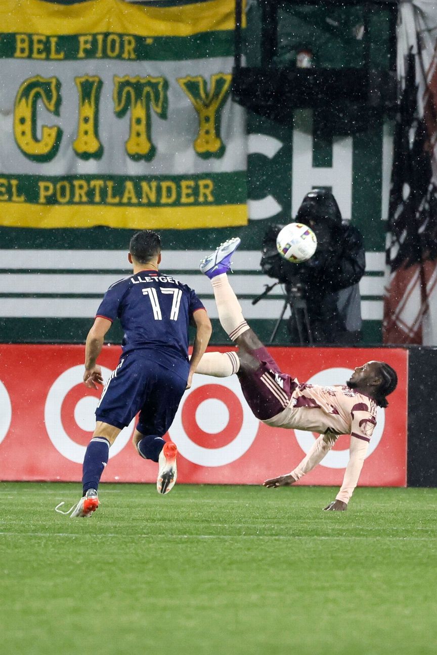 Chara scores on bicycle kick, Timbers tie Revs 2-2 in opener - The