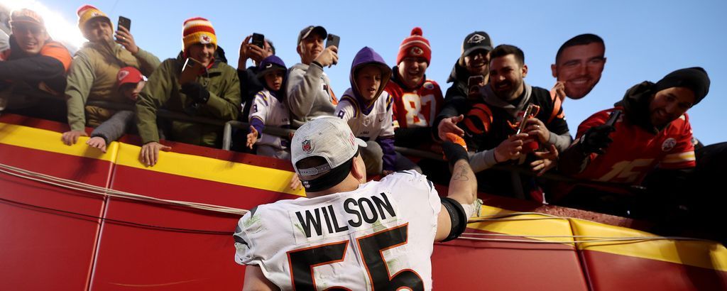 Cincinnati, OH, EE.UU. 1 de noviembre de 2020. Logan Wilson #55 de los Cincinnati  Bengals reacciona después de un saco durante la acción del partido de  fútbol de la NFL entre los
