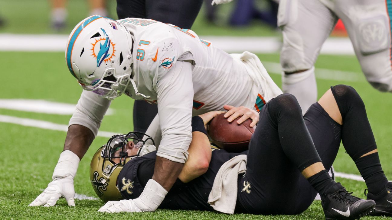 Dolphins DE Emmanuel Ogbah leaves game vs. Browns with injury