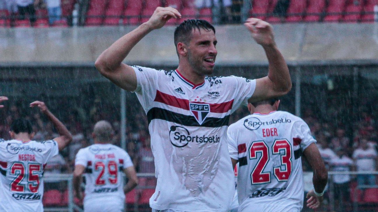 Doentes por Futebol on Instagram: “Faça chuva, faça sol. Toca que ele  guarda. Calleri 💥 São Paulo 1x0 Corinthians ?…