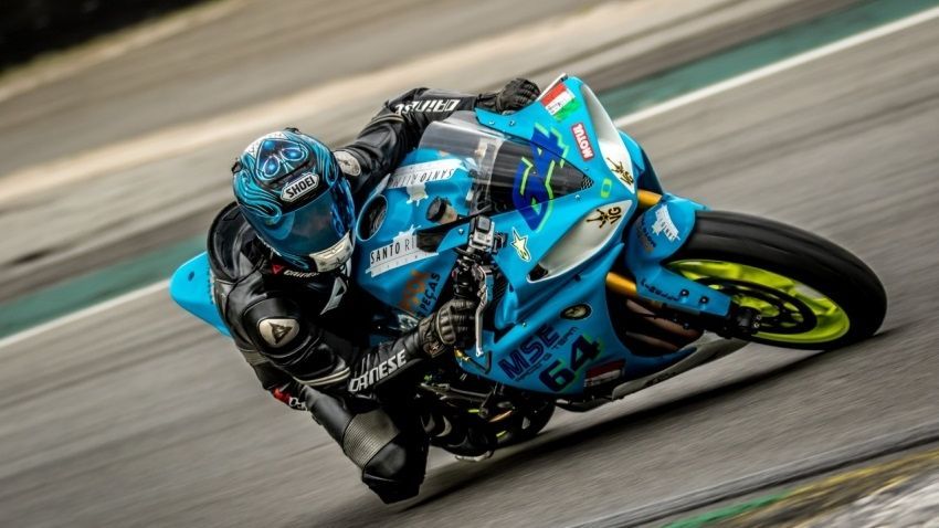 VÍDEO: Pilotos sofrem acidente impressionante em corrida de motos