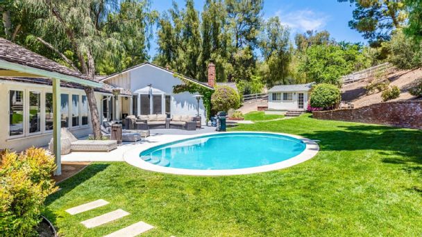 'Hold on, I'm Coming Home:' Matthew Stafford spends $11 million on two Drake homes
