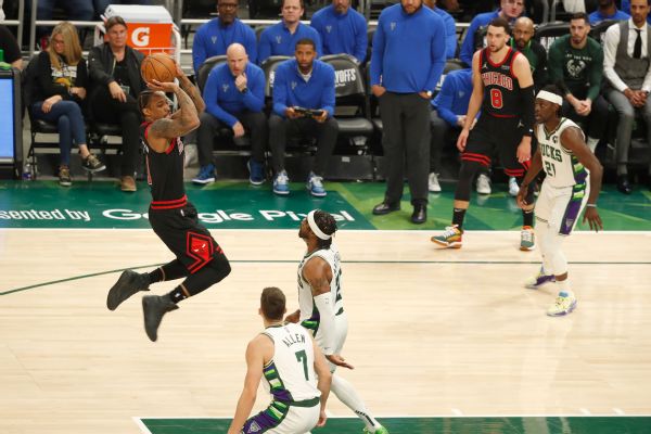DeRozan's 41-point night helps Chicago pull even
