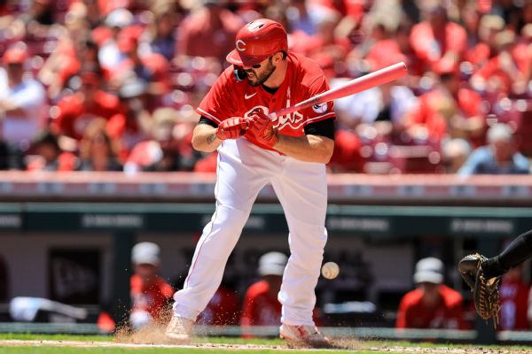 Reds place Moustakas on IL without designation