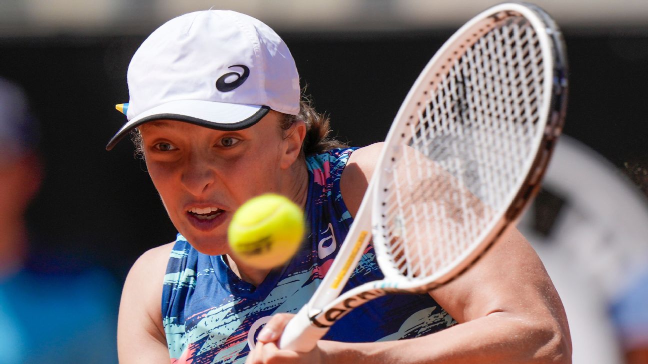 Iga Swiatek extends winning streak to 25 by defeating Victoria Azarenka at Italian Open
