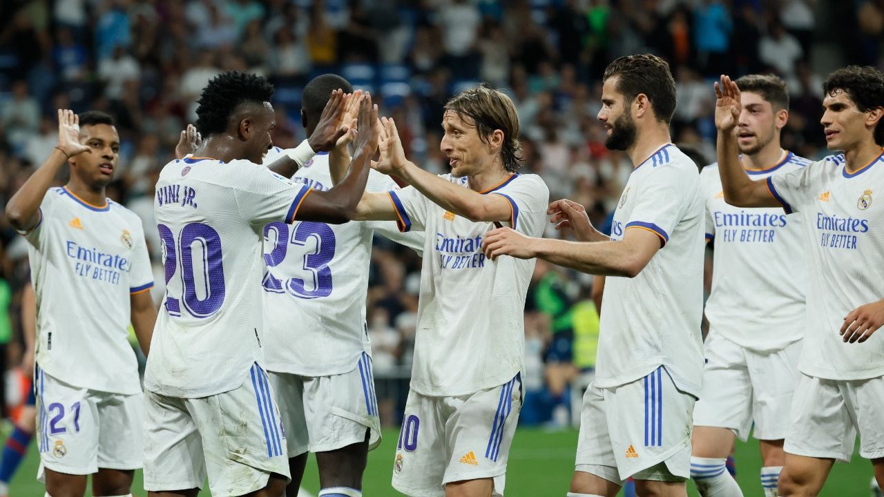 De olho na final da Champions, campeão Real Madrid goleia com hat-trick de  Vinícius Jr. e rebaixa o Levante - 12/05/2022 - UOL Esporte