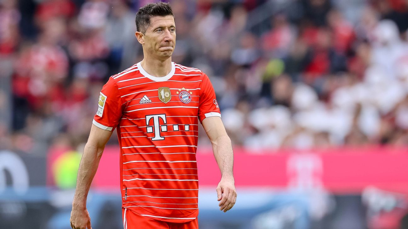 Sources: Barca submit third Lewandowski offer