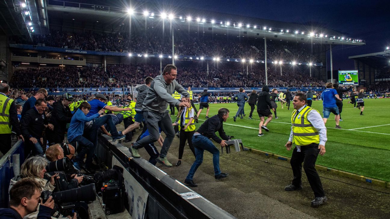 Crystal Palace boss Patrick Vieira appears to kick out at fan during Everton pitch invasion