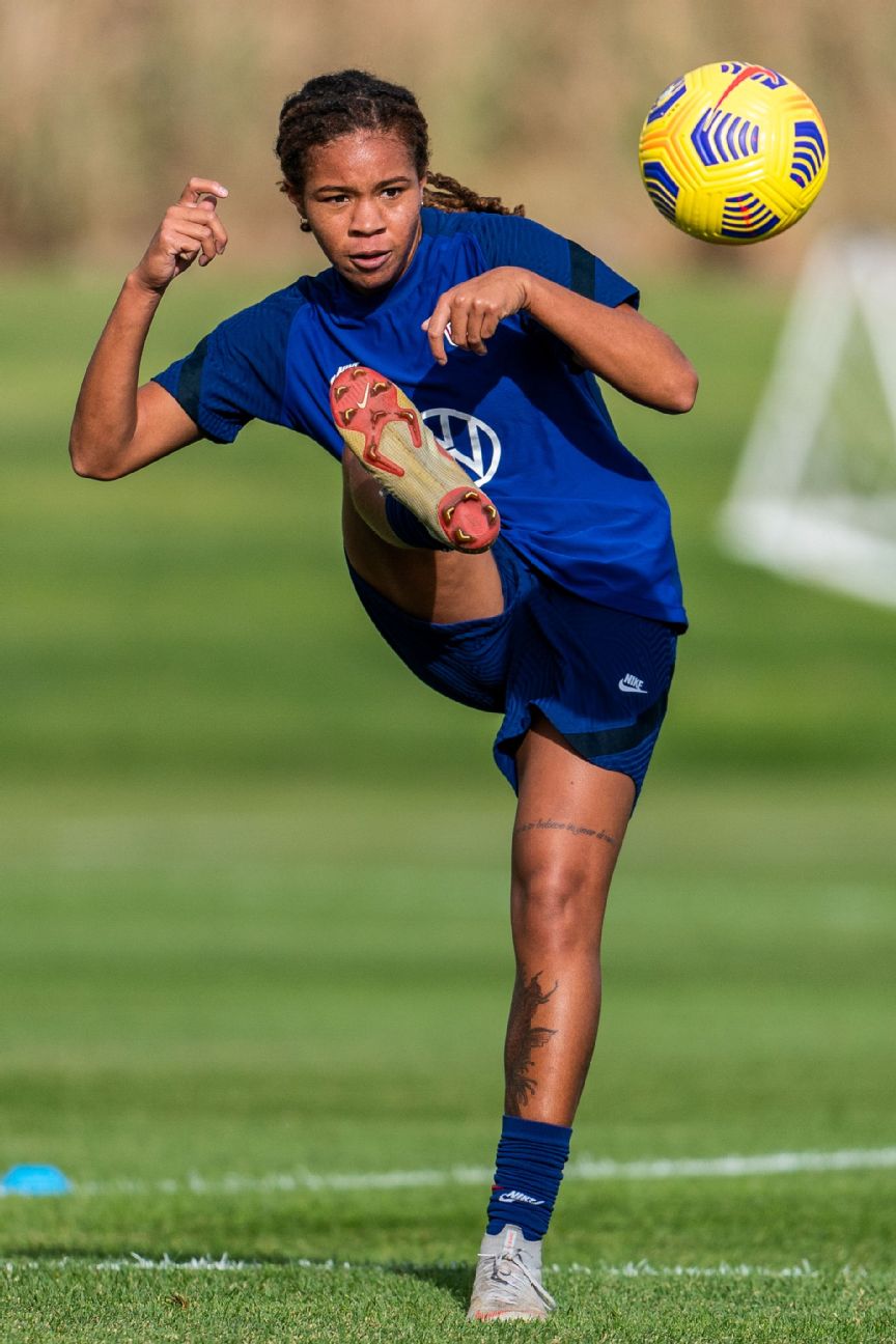 Chloe Kelly #9 of Manchester City Women sees her shot go wide during the  The FA Women's Super League match Manchester City Women vs Chelsea FC Women  at Etihad Campus, Manchester, United